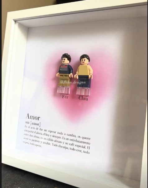 Cuadro real con las minifiguras de Fer y Clau sobre un corazón rosa