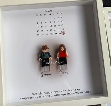 Cuadro con calendario de mayo y minifiguras